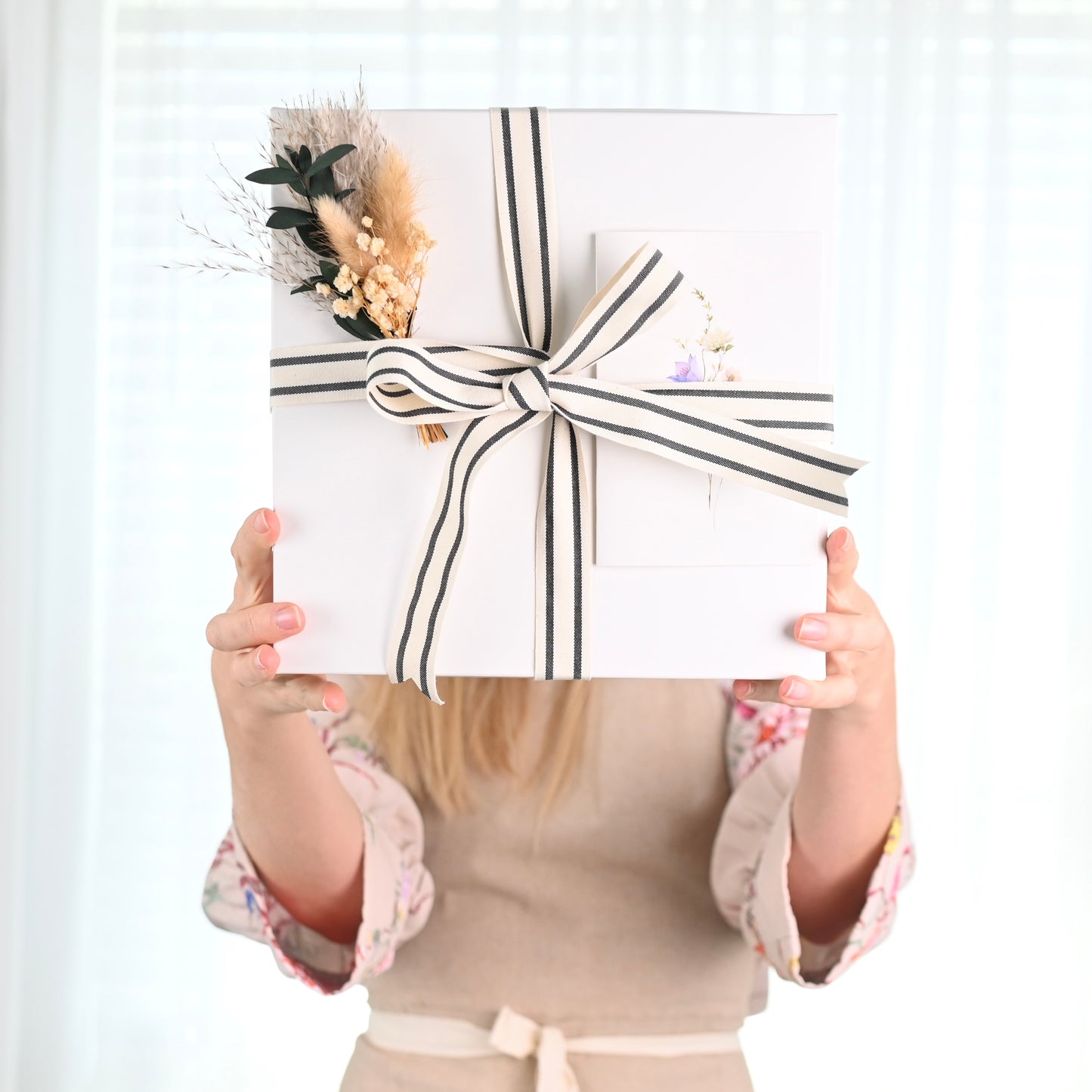 Cozy Gift Box with Tea, Mug, Socks & Greeting Card – Relaxation Care Package for Her